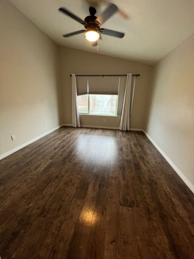 Building Photo - HOUSE FOR RENT