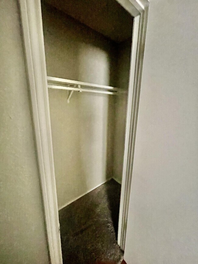 Building Photo - 909 NW Summercrest Blvd