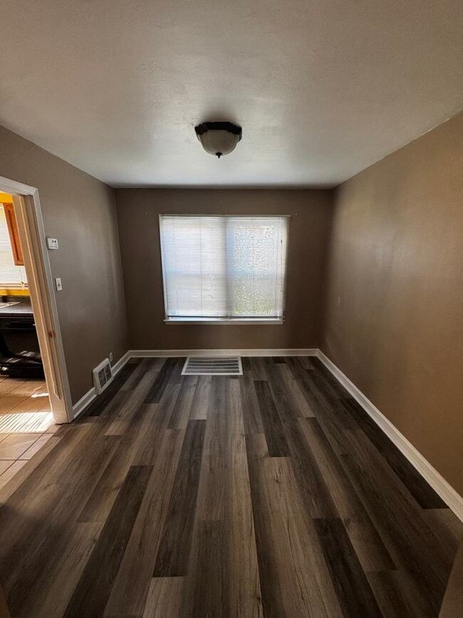 Building Photo - 9556 S Forest Ave