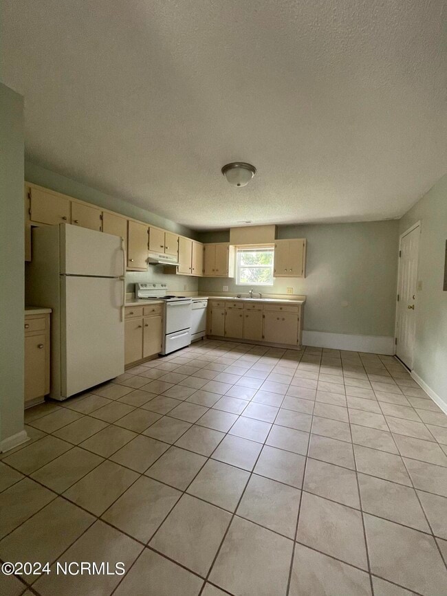 Building Photo - 215 Cordell Cir