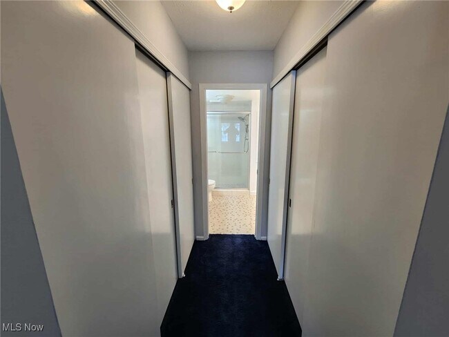 Building Photo - 6960 Carriage Hill Dr