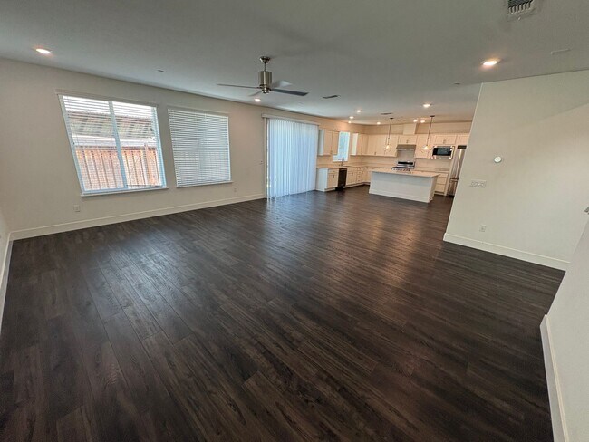 Building Photo - Beautiful 4 Bed 3 Full Bath Home with Solar in Brentwood