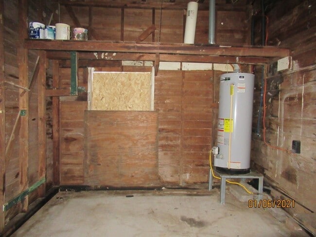 Building Photo - 318 Circle Way St