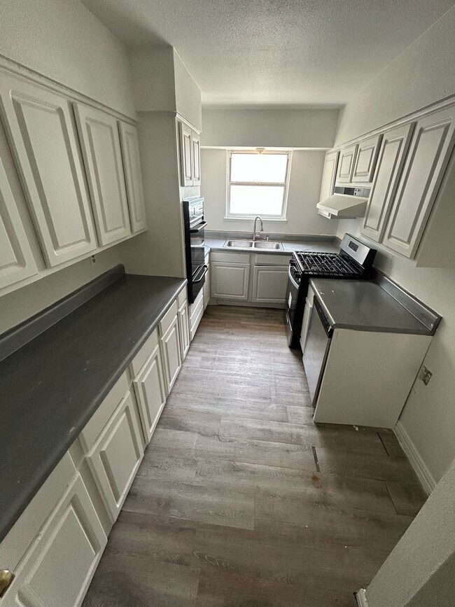 Building Photo - Modern living meets exceptional comfort