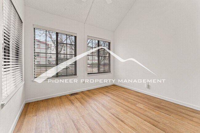 Building Photo - Gorgeous Condo with Washer/Dryer and Central AC