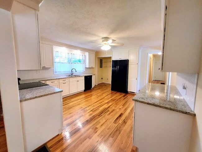 Building Photo - 3 Bedroom Brick Home