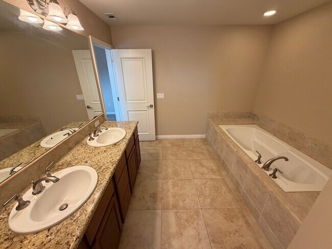 Building Photo - 4304 Foxenwood Cir