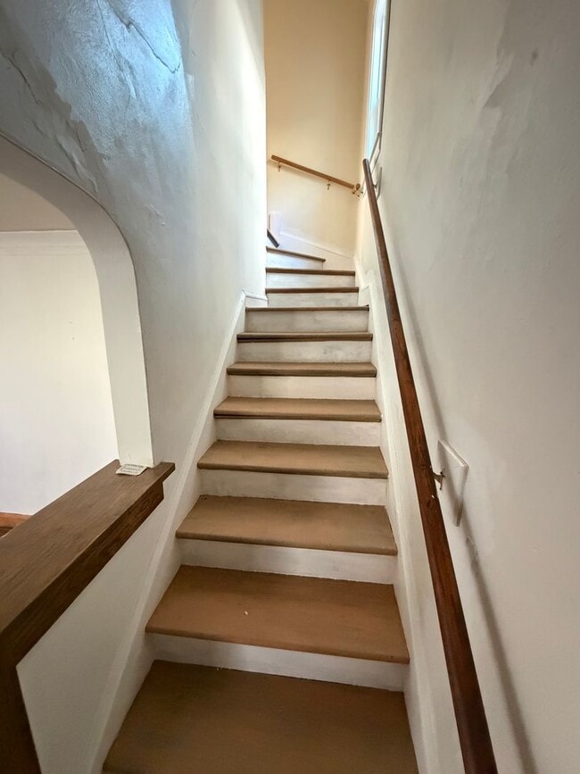Building Photo - Available Immediately! 3 Bed 1 Bath Single Family Home!
