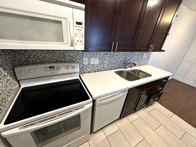 Building Photo - 2750 Holly Hall St