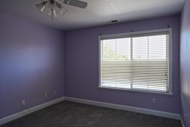 Building Photo - 1074 Vineyard Dr