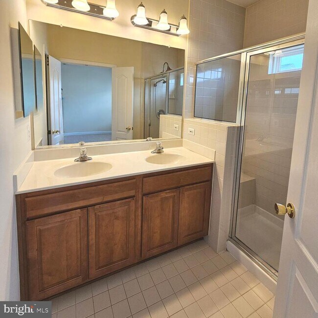 Building Photo - 725 Chevington Ct