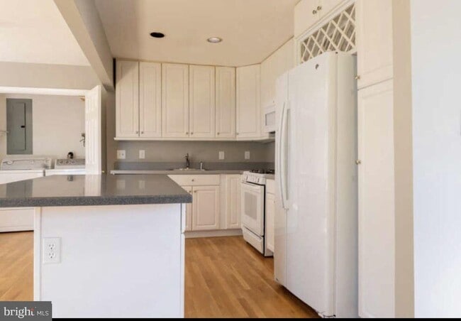 Building Photo - 1816 Pimmit Dr