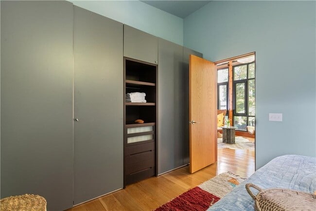 Building Photo - 515 Claire Dr NE