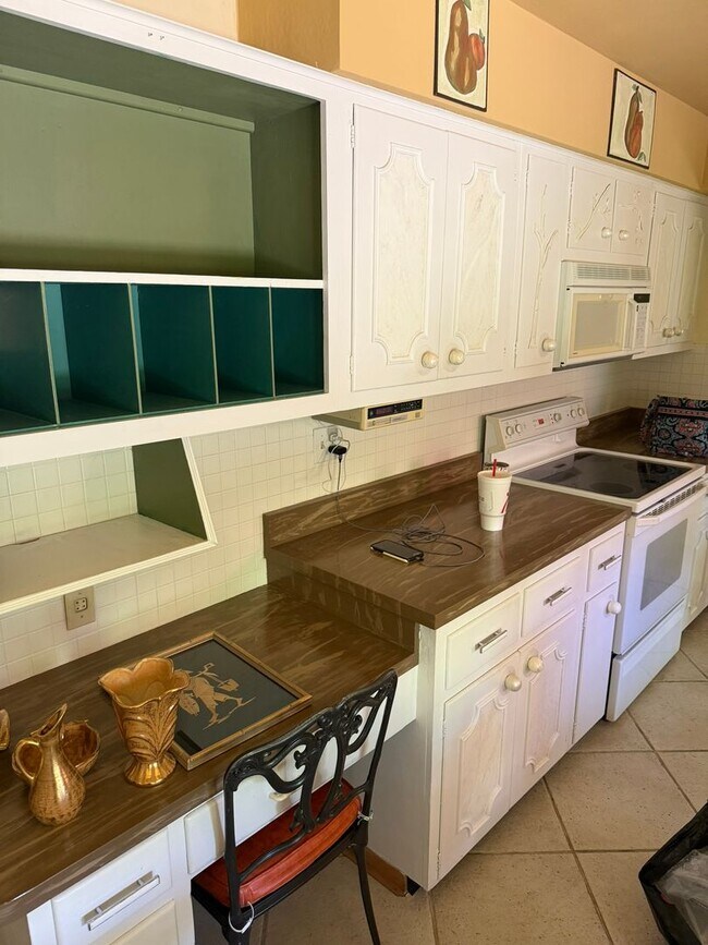Building Photo - Charming Spacious Beavercreek Home Ready For Showing!