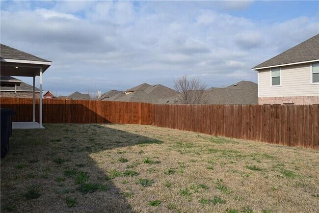 Building Photo - Cozy one story 3 bedroom - 2 bathroom open...