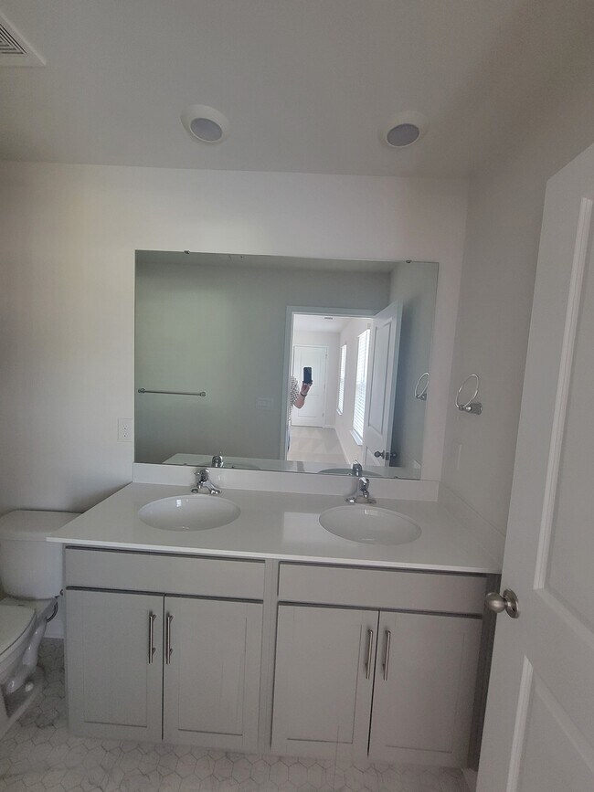 Building Photo - 110 Clear Creek Ln