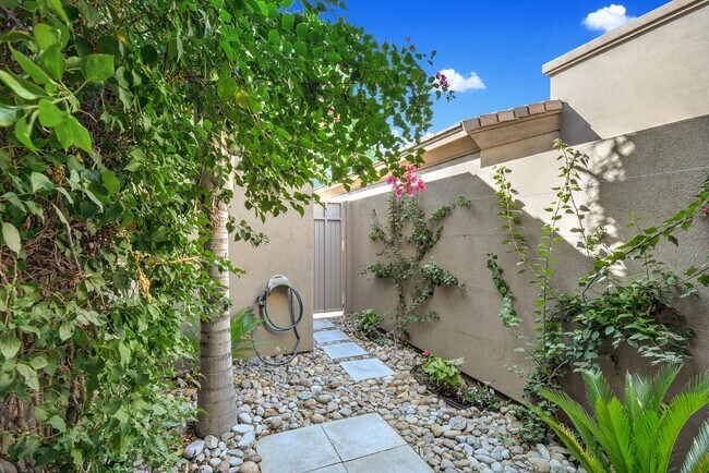 Building Photo - 440 Desert Holly Dr