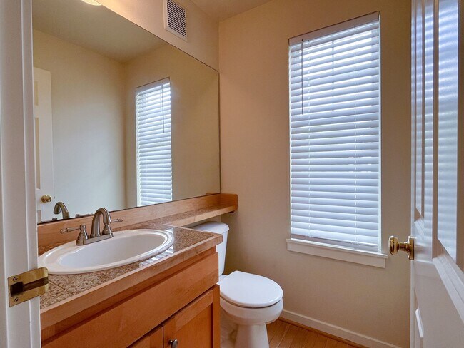 Building Photo - Huge, Updated 2 bed 2.5 bath Issaquah High...