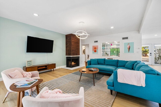 Building Photo - 1433 E Caleta Way