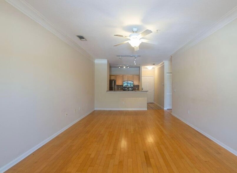 Living/Dining Area - 4207 S Dale Mabry Hwy