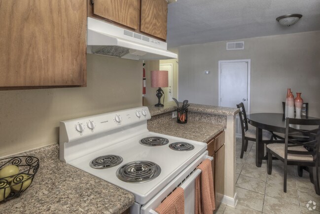 Primary Photo - Heatherwood Apartments