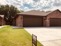 Building Photo - 3 bed 2 bath with 2 car garage duplex for rent in Edmond near Broadway and 2nd Street!