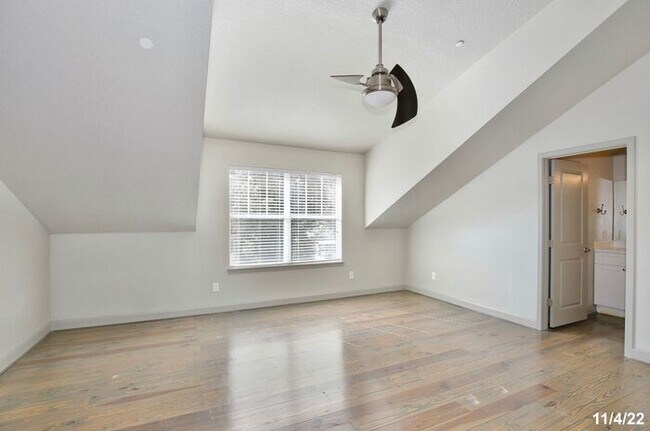 Building Photo - Beautiful 4/4.5 Home with 2 Car Garage in the Heart of Mills-Orlando!