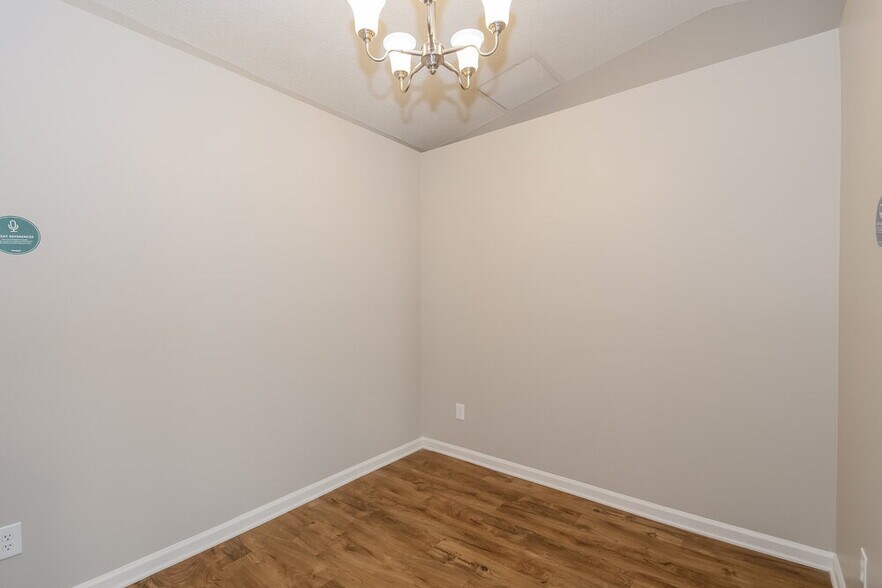 Building Photo - 1603 Twin Oak Ln