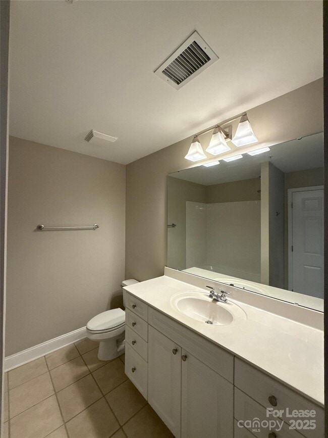 Building Photo - 300 W 5th St