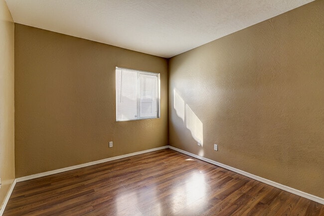 Building Photo - 12060 W Dahlia Dr