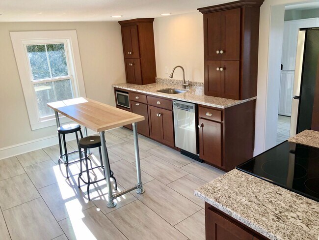 Building Photo - 143 Eastern Drive