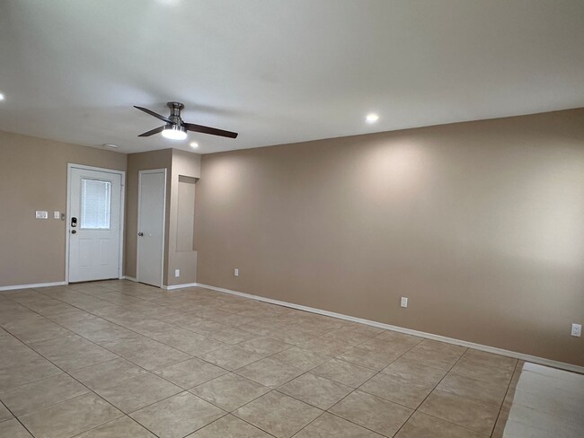 Building Photo - Scottsdale, 3 bed, 2 bath, 2 car garage, 1...