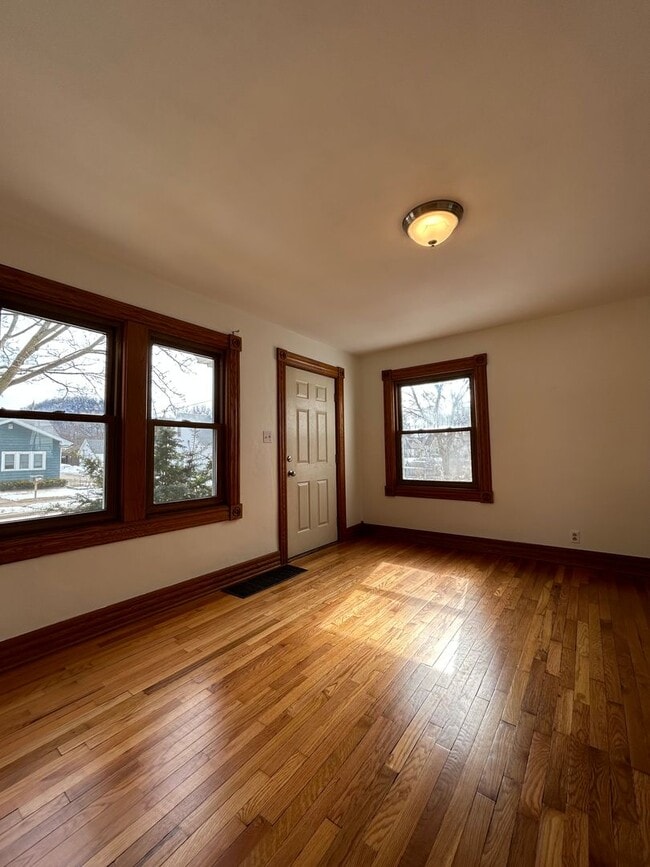 Building Photo - Beautiful 2 Bedroom 2 Bathroom House