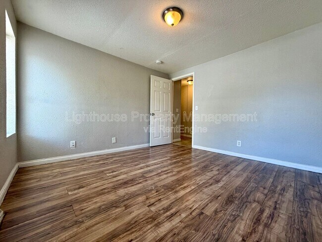 Building Photo - 273 E Forest Ave