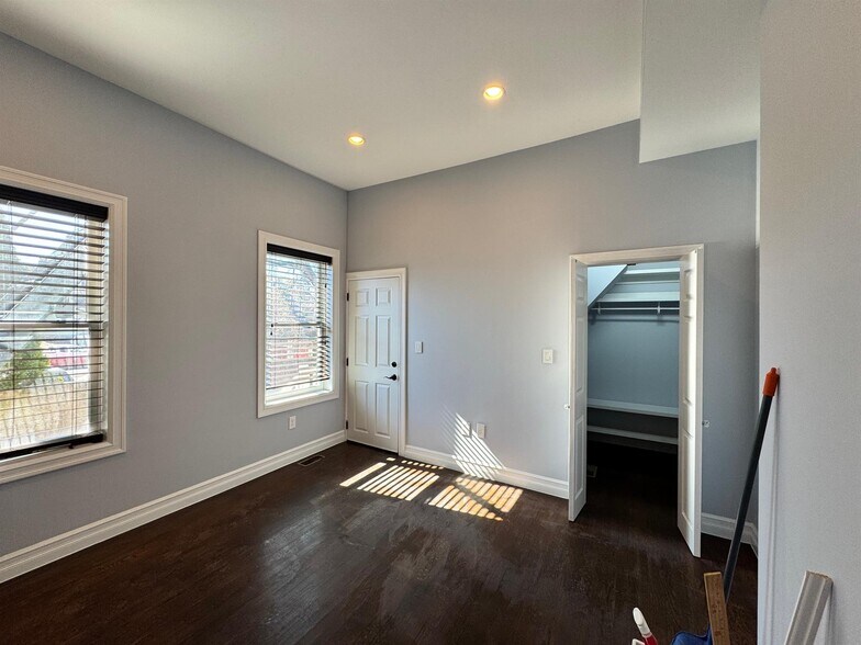 Building Photo - 8 Cross St E