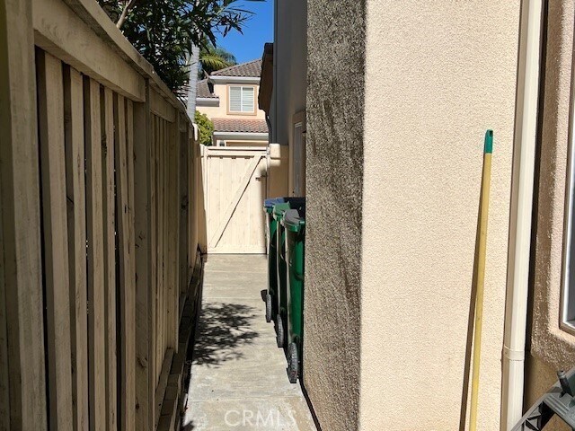 Building Photo - 8 Calavera