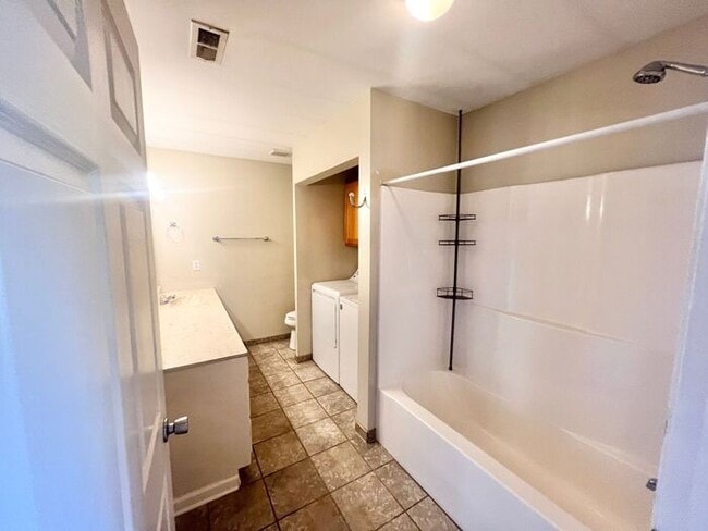 Building Photo - HWY 421 Studio 15 mintues out of Wilmingto...