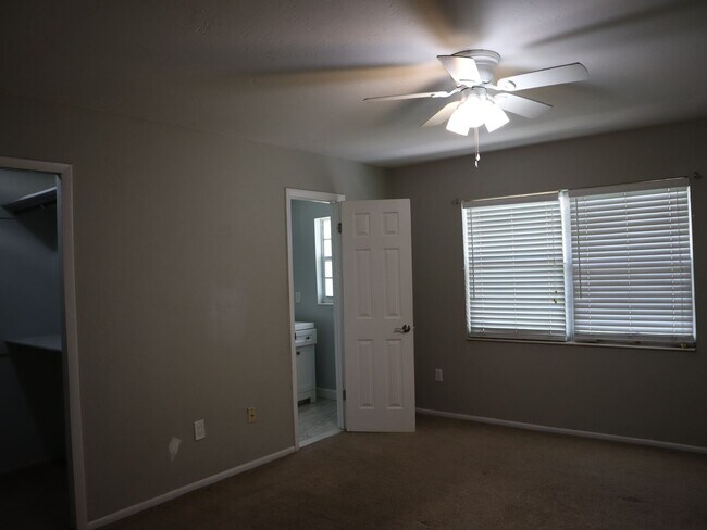 Building Photo - Cute 3 bedroom 2 bath 1 Car Garage  $1`650.00 Call Carole Arcaro 386-216-4900 Deltona Lakes Realty