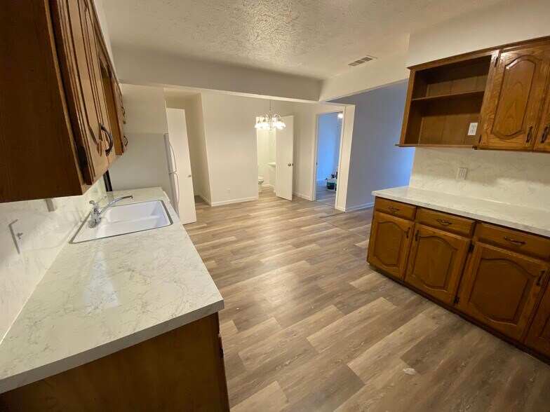 Building Photo - 2047 Farola Dr