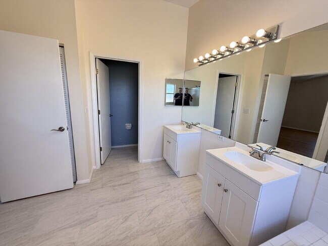 Building Photo - Beautifully remodeled 6 bedroom - 3 bath home in Summerfield Village