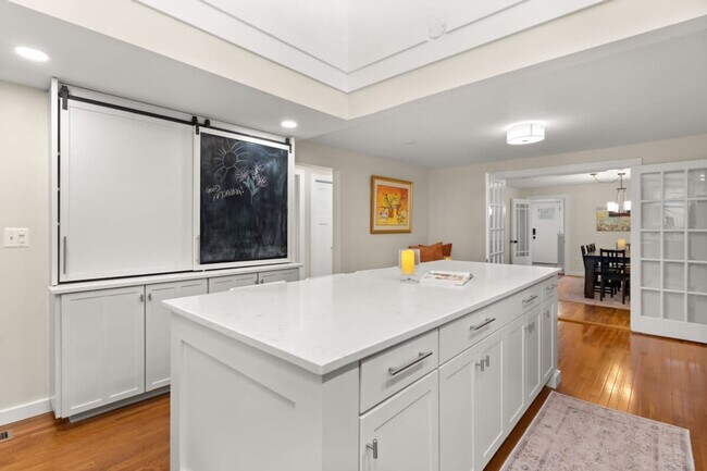 Building Photo - 29 Versailles Ave