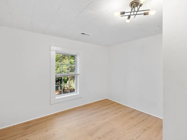 Building Photo - 532 E Iredell Ave