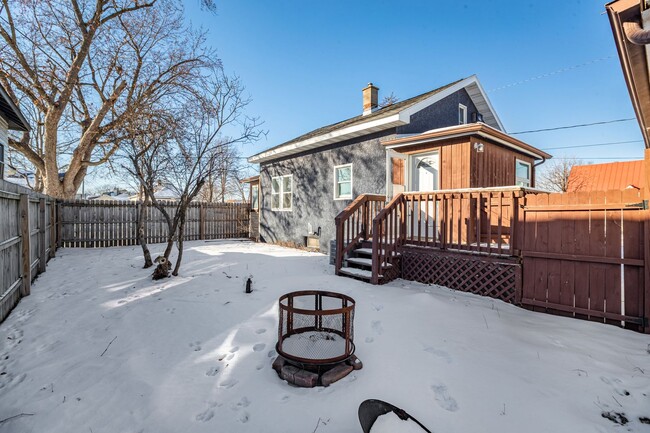 Building Photo - Charming 2 Bedroom Home with a Huge Fenced Yard & Garage