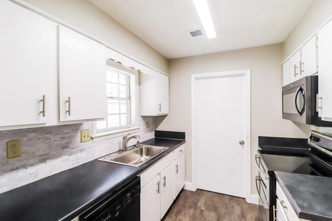 Building Photo - 1065 Llano Cove