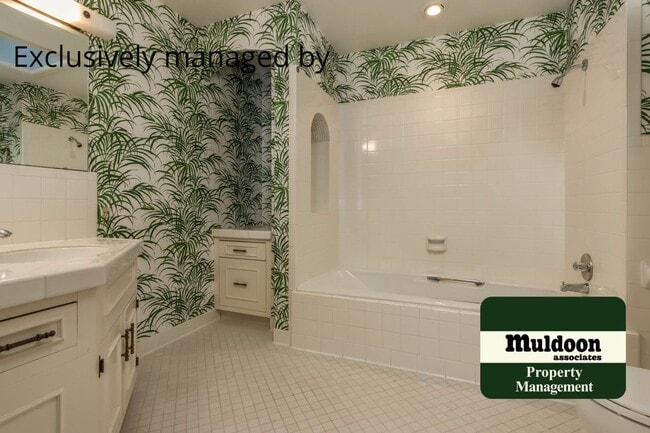 Building Photo - Beautiful 3 bedroom home with two car garage in Old Broadmoor