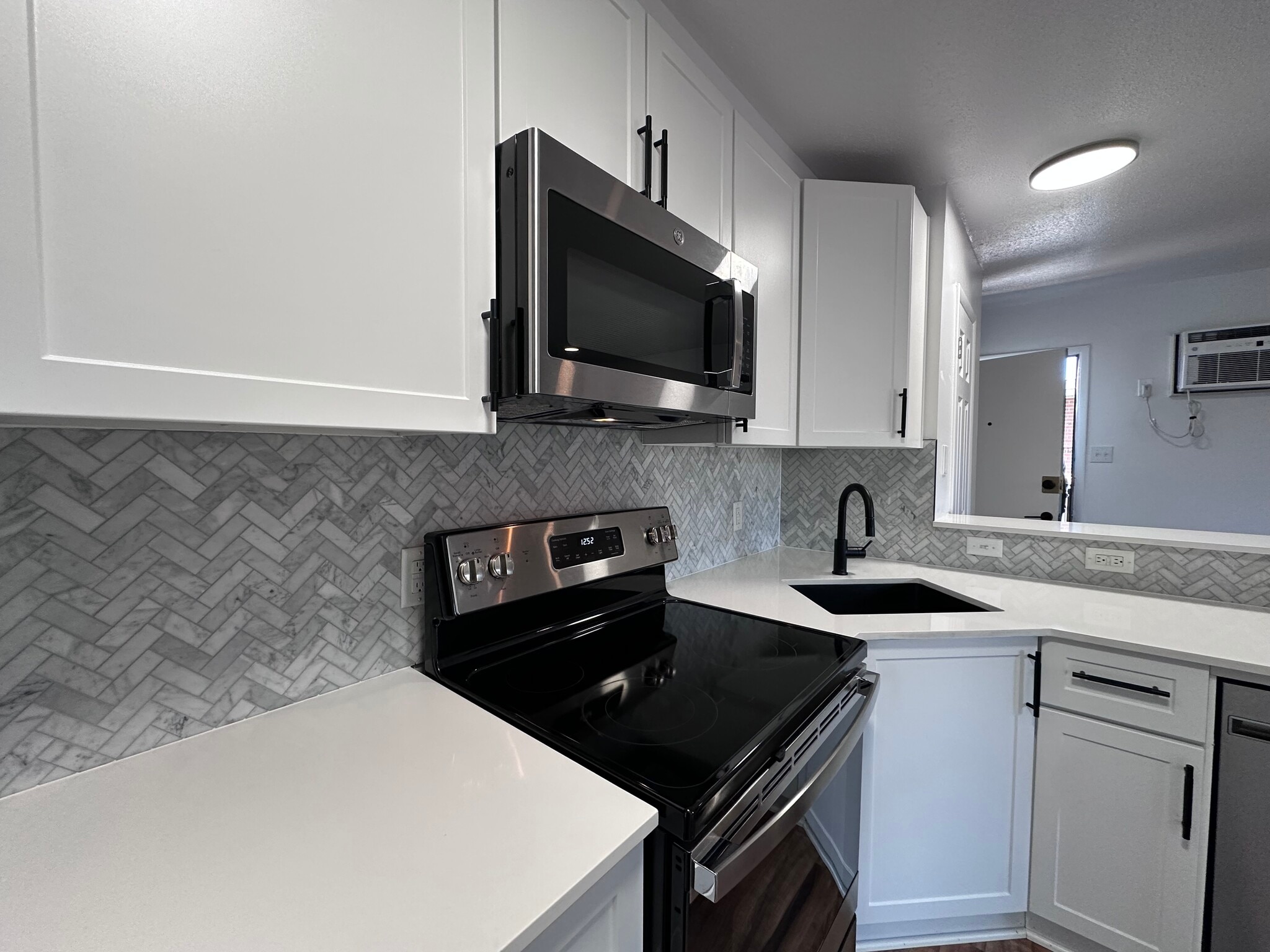 Building Photo - 165 S Clarkson St