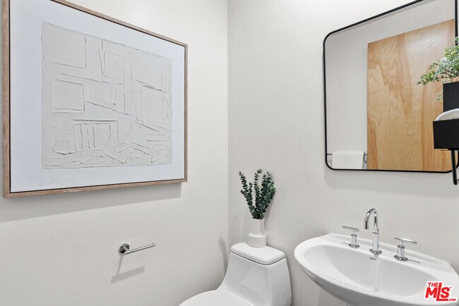 Building Photo - 5350 Playa Vista Dr