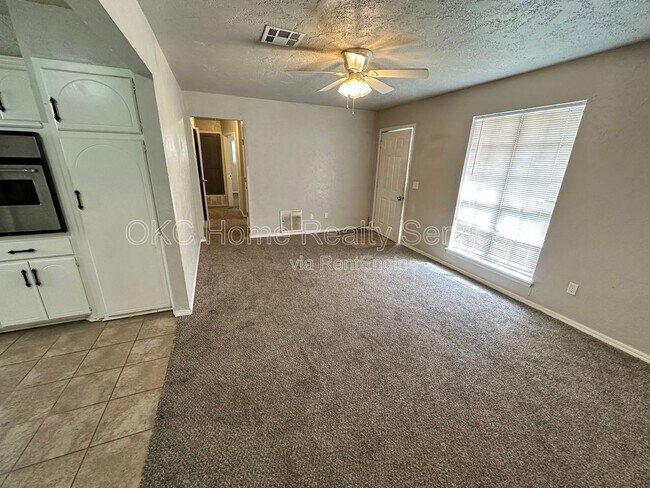 Building Photo - 8417 S Villa Ave