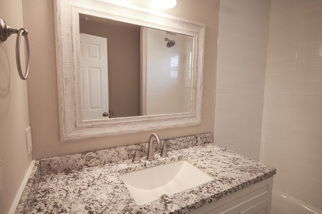 Building Photo - Recently Remodeled 3 Bed 2 Bath!