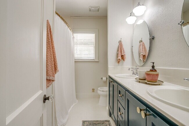 Building Photo - Beautifully Updated 3 Bedroom Home in the Heart of TCU